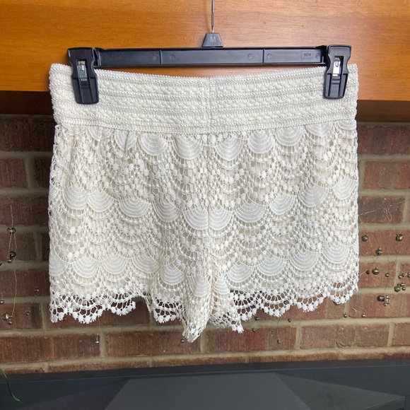 a.n.a Crochet Lace Scalloped White Elastic Shorts, Size M - Picture 7 of 8